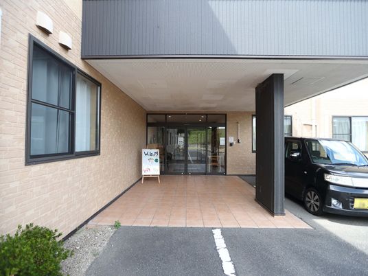 明るいエントランスの外観