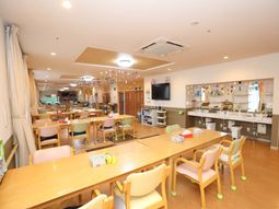 明るい食堂の風景
