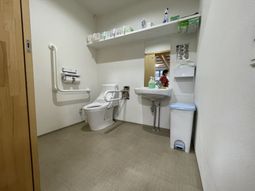 バリアフリーの清潔なトイレ