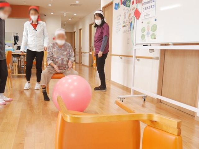 運動活動をする空間 機能訓練室 柔らかなライトが差し込む中、健康体操ができるスペースです。和やかな交流も魅力的です。