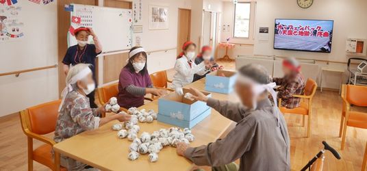 作業をする人々の居室