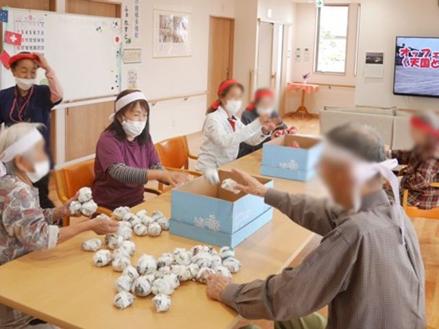 作業をする人々の居室 居室 明るい居室では、皆で作業を行い交流を楽しめます。自然光が差し込み、和やかな雰囲気です。