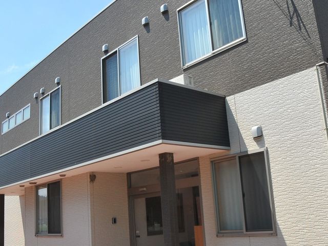 モダンな建物の外観 外観   落ち着いた色合いの外壁と大きな窓が目を引く建物です。すっきりした外観で、働く場所としても印象がよいです。