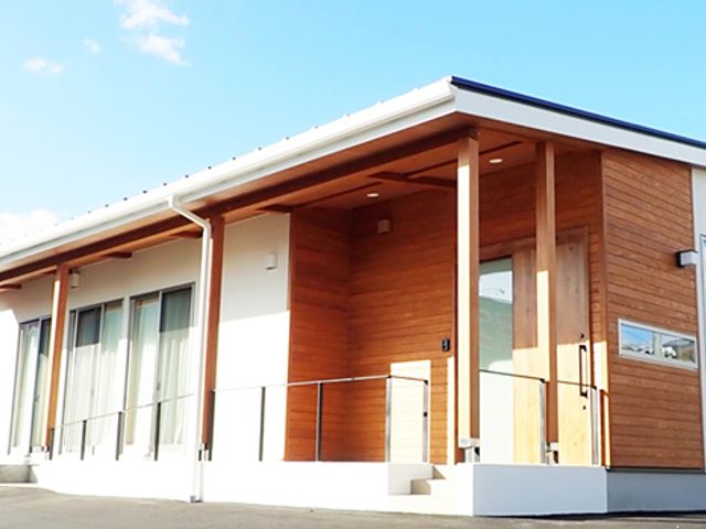 木材が特徴の建物外観 外観 木材を取り入れた外観が印象的な施設です。自然に溶け込むデザインが魅力です。