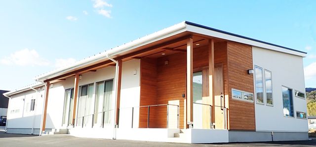 木材が特徴の建物外観