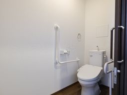 バリアフリー設計のトイレ