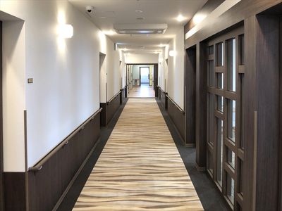 明るい清潔な廊下