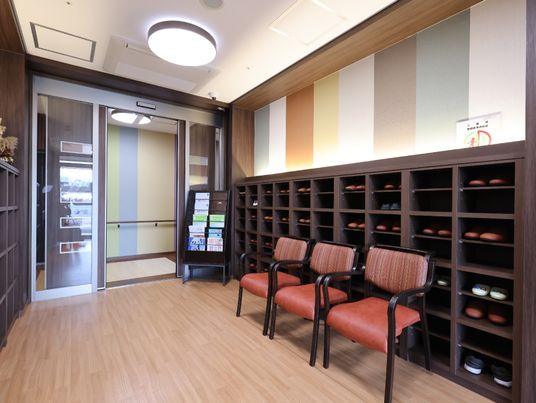 エントランスの靴棚とイス