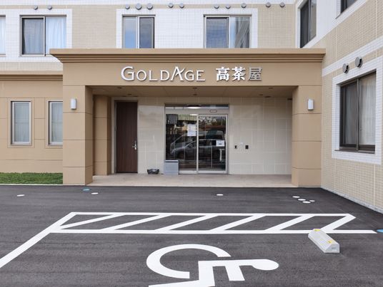 明るいエントランスの外観