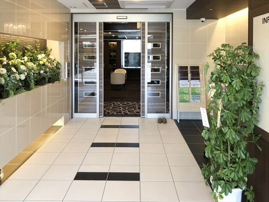 エントランスの清潔な空間