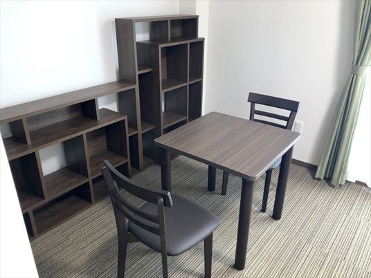 シンプルな居室の家具