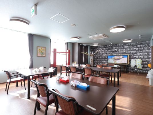 明るく広々とした食堂