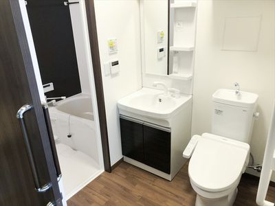 清潔な洗面所と浴室