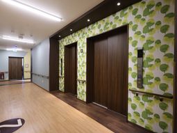 明るい色彩の廊下