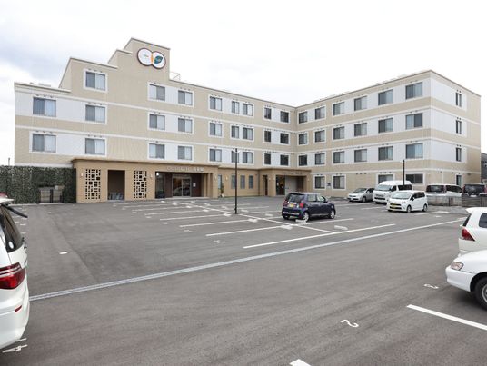 明るく広々とした建物外観