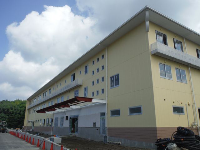 新築そうな建物外観 外観 新しい施設の外観は、広々として明るい印象を与えます。これからの職場として、快適な環境が期待できるでしょう。