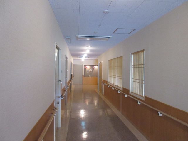 清潔で広い廊下 廊下 手すりが設けられた安全な廊下を備えており、スタッフと利用者の円滑な移動を支援します。