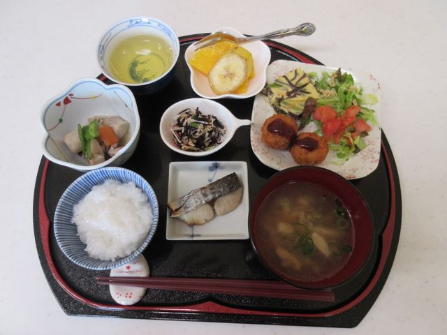 和風のバランス良い献立 食事 栄養バランスを考えた和食の一例です。様々な色と栄養が盛り込まれた料理をご用意しています。