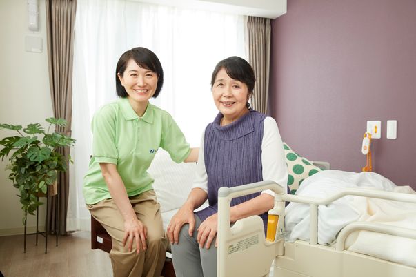 笑顔の女性二人居室