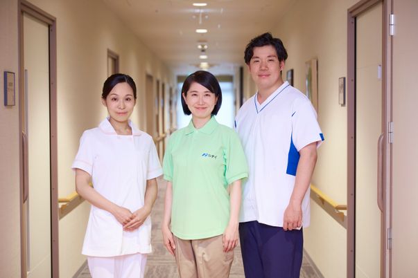 廊下に立つスタッフ3名