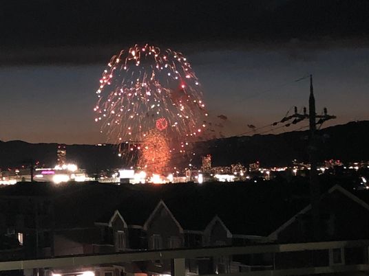 夜空の花火と町並み