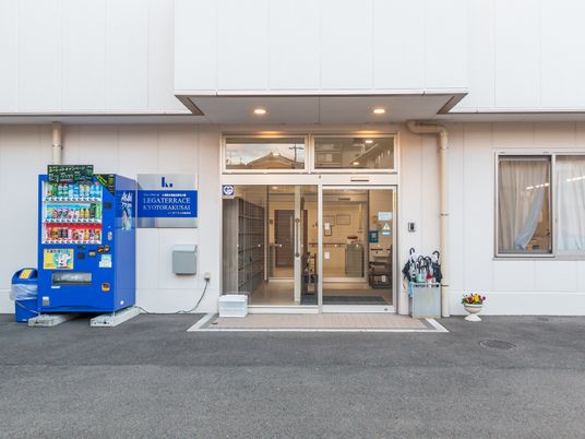 白い建物のエントランス