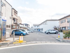 施設前の広々とした駐車場