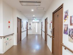 清潔な施設の廊下