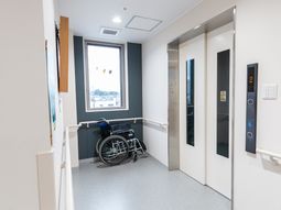 車椅子置き場の廊下