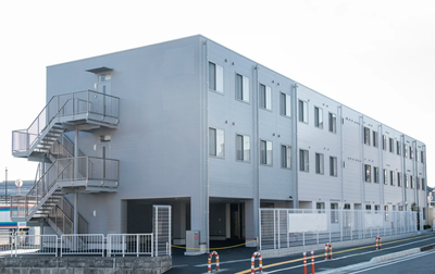 幅広い入口の建物外観