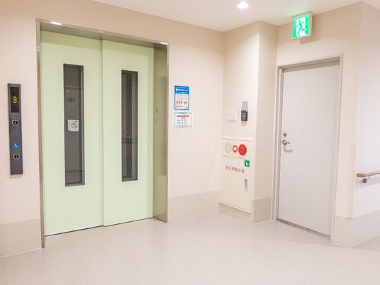 清潔な通路とエレベーター