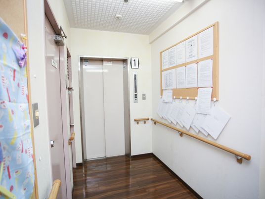 廊下にある掲示板とエレベーター