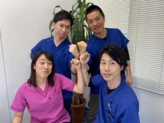 スタッフ集合の室内  