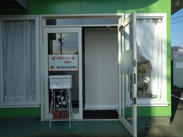 明るいエントランス エントランス 開放感のある入口は、自然光が差し込み明るい雰囲気です。訪れる人を優しく迎えます。