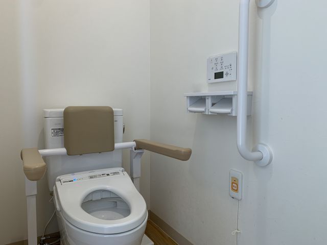 手すり付きトイレ トイレ 手すりが設置されたトイレで、安全に配慮しています。快適な利用が可能な空間です。