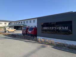 駐車場付きの建物外観