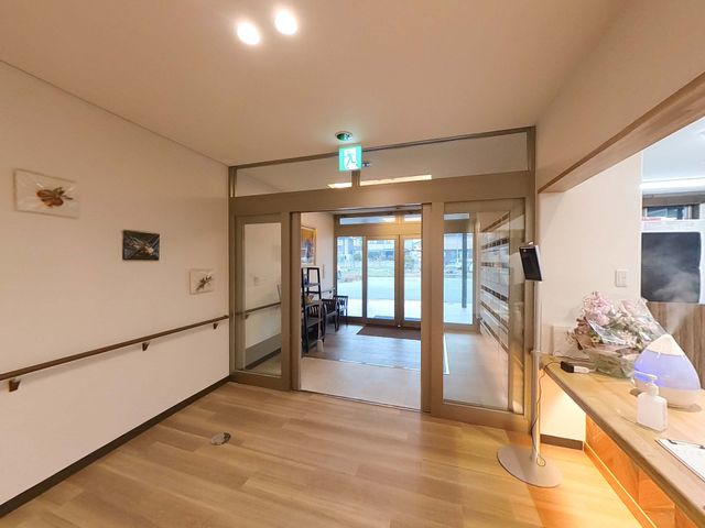 出入口のエントランス エントランス 自然光が心地よく差し込む広々とした入口です。車椅子での移動もしやすい設計になっています。