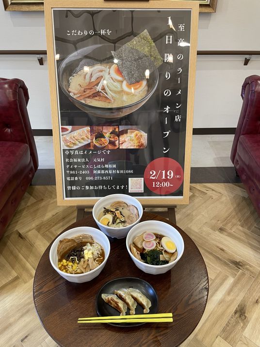 食事サンプルが並ぶテーブル