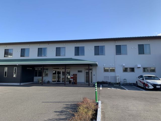 広々とした建物の外観 外観 広々とした駐車スペースがあり、車でのアクセスも便利です。明るい雰囲気の施設です。