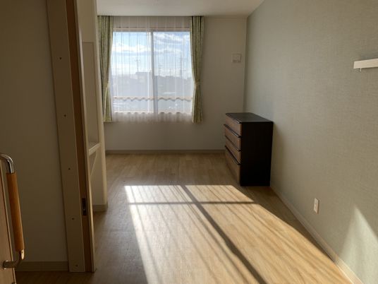 日差しの差し込む居室