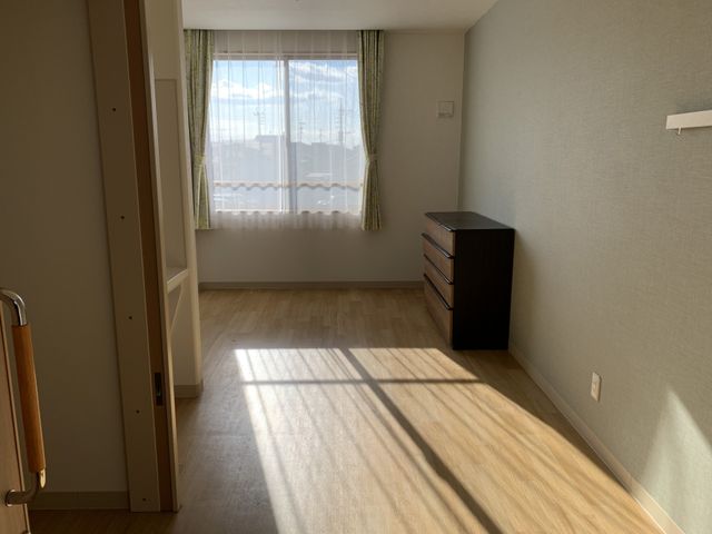 日差しの差し込む居室 居室 大きな窓から自然光がたっぷり入る快適な空間です。明るく開放的な雰囲気を楽しめます。