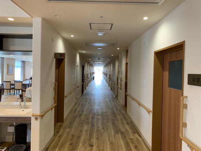長い廊下 廊下 明るい自然光が差し込む、広々とした廊下です。移動しやすく、快適に働けます。