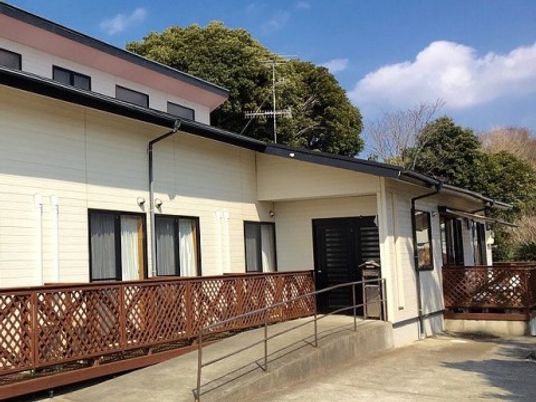 白い外壁の建物エクステリア