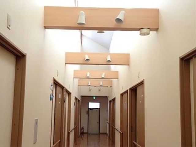 明るく広い施設の廊下