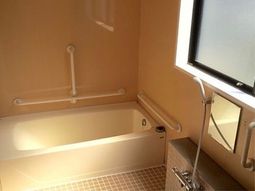 明るい浴室の設備