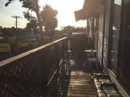 夕日に照らされるテラス