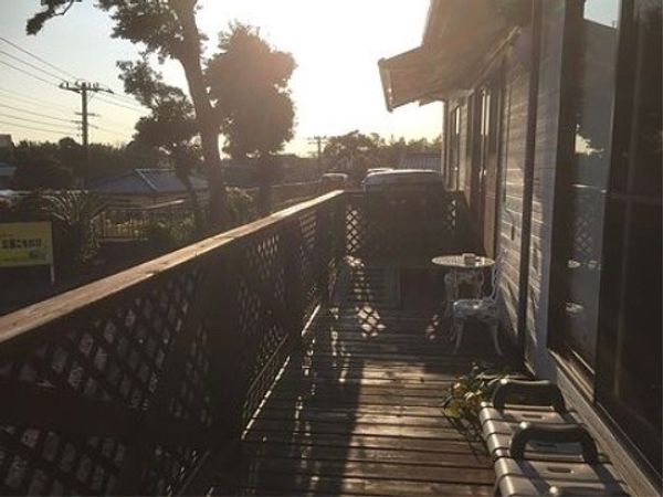 夕日に照らされるテラス