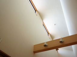 明るい室内の天井と照明