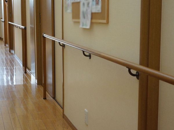 手すり付きの温かみの廊下