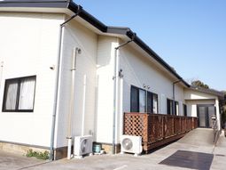 明るい建物の外観